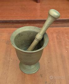 Mortaio con pestello vintage in ottone