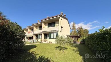 VILLA A SCHIERA D'ANGOLO A VARESE