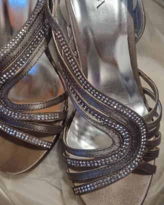 decolleté color tortora con strass