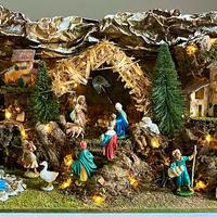 Presepe artigianale con luci e personaggi