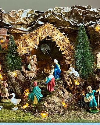 Presepe artigianale con luci e personaggi