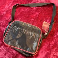 Borsa a tracolla nera e rossa