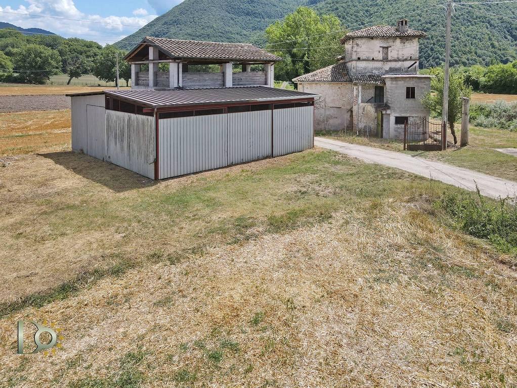 Rustico / Casale di 246 m² con più di 5 locali e b - Altro