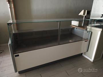 Banco vetrina neutro negozio alimentari