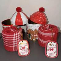 Decorazioni natalizie in latta con strofinaccio