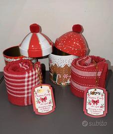 Decorazioni natalizie in latta con strofinaccio