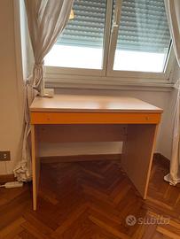 Scrivania con cassettino