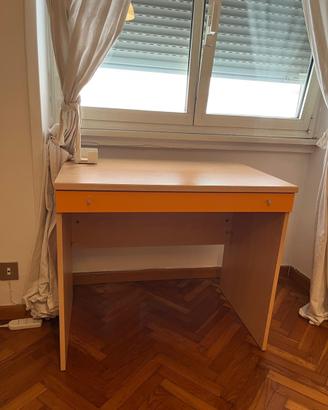 Scrivania con cassettino