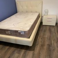 Letto alla francese con comodino e materasso
