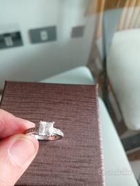 Anello con pietra centrale€25