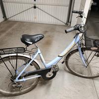 Bicicletta ragazza azzurra