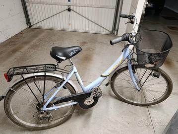Bicicletta ragazza azzurra