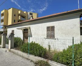 Casa indipendente quadrilocale con corte