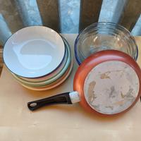 Stoviglie, tavolini, roba pulizie 