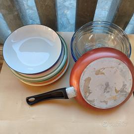 Stoviglie, tavolini, roba pulizie 