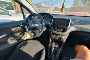 Peugeot 208 incidentato 