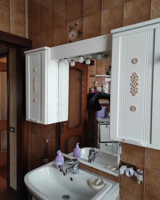 mobile bagno con specchio e luci