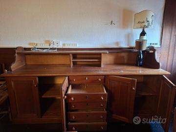 Grande credenza in legno con cassetti e ante