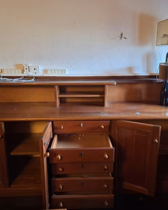 Grande credenza in legno con cassetti e ante