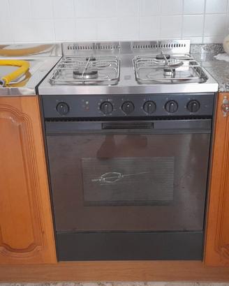 cucina con forno elettrico 