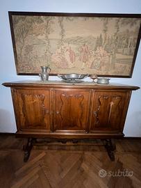 Credenza antica in legno massello con intagli