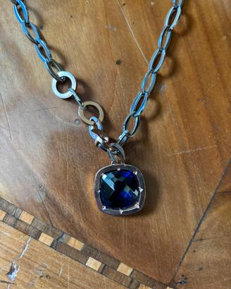 Collana con ciondolo blu