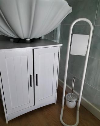 Arredi per bagno.