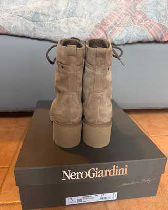 Stivaletti color fango nuovi