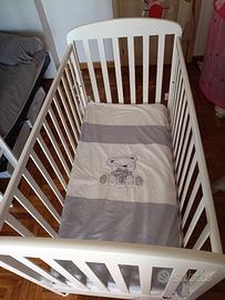 Lettino con sbarre di protezione fisse