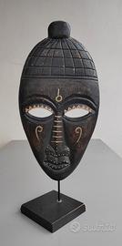 Maschera decorativa africana in legno con base 