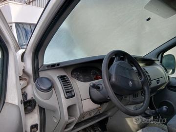 renault trafic anno 2005 