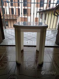 Sgabello in plastica 