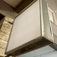 Insegna luminosa a bandiera bifacciale