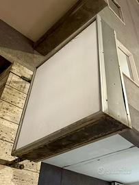 Insegna luminosa a bandiera bifacciale