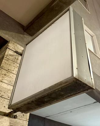 Insegna luminosa a bandiera bifacciale