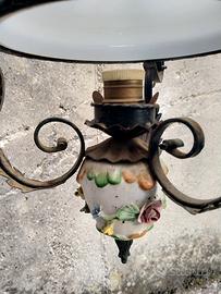 Lampadario in ferro battuto e vetro