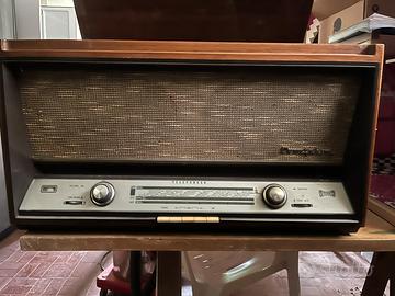 Radio vintage Telefunken con giradischi