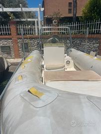 Gommone con pochi miglia