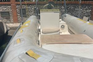 Gommone con pochi miglia