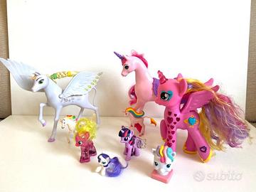 Unicorni di diverse dimensioni e materiali