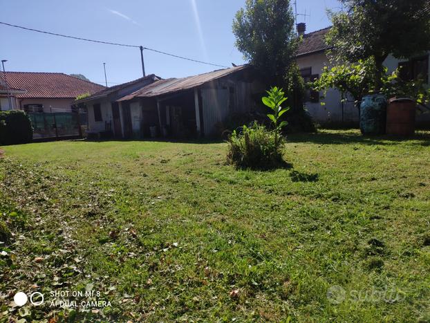 Rustico con ampio giardino in posizione centrale