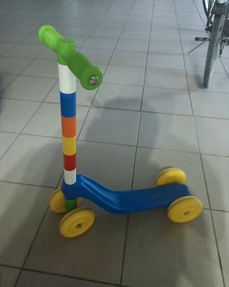 Monopattino multicolore 4 ruote