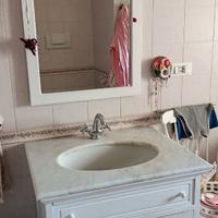 mobile bagno lavabo e specchio