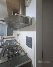 Cucina completa con forno, piano cottura, cappa