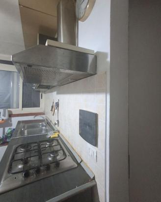 Cucina completa con forno, piano cottura, cappa