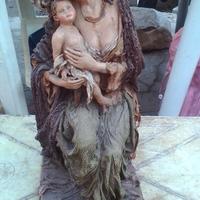 statua in terracotta e stoffa donna con bambino