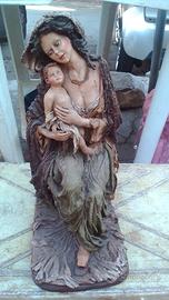 statua in terracotta e stoffa donna con bambino