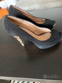 Scarpe nere e pitonate