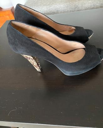 Scarpe nere e pitonate