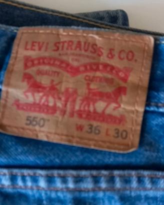 01 jeans levis  più 01 gratis